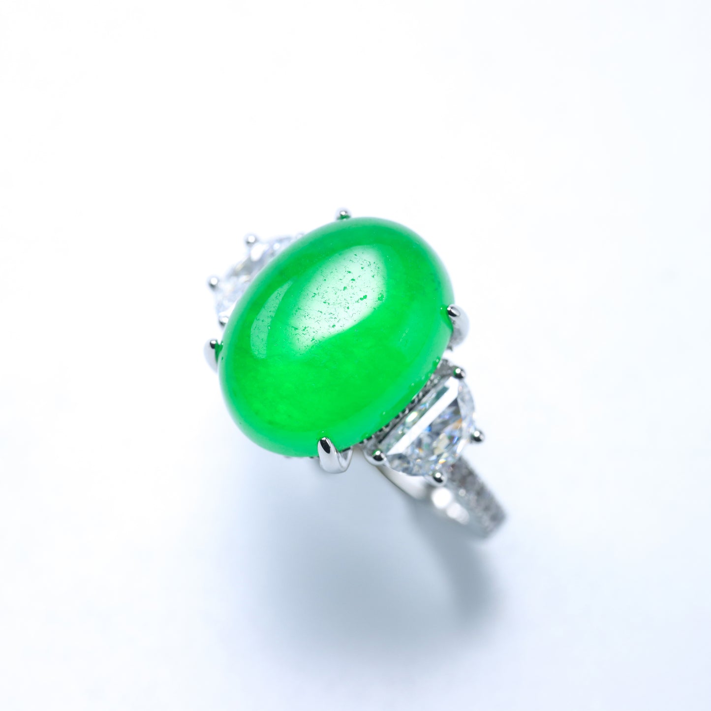 #LJ0067# Ring with Large Cabochon Imperial Green Jadeite