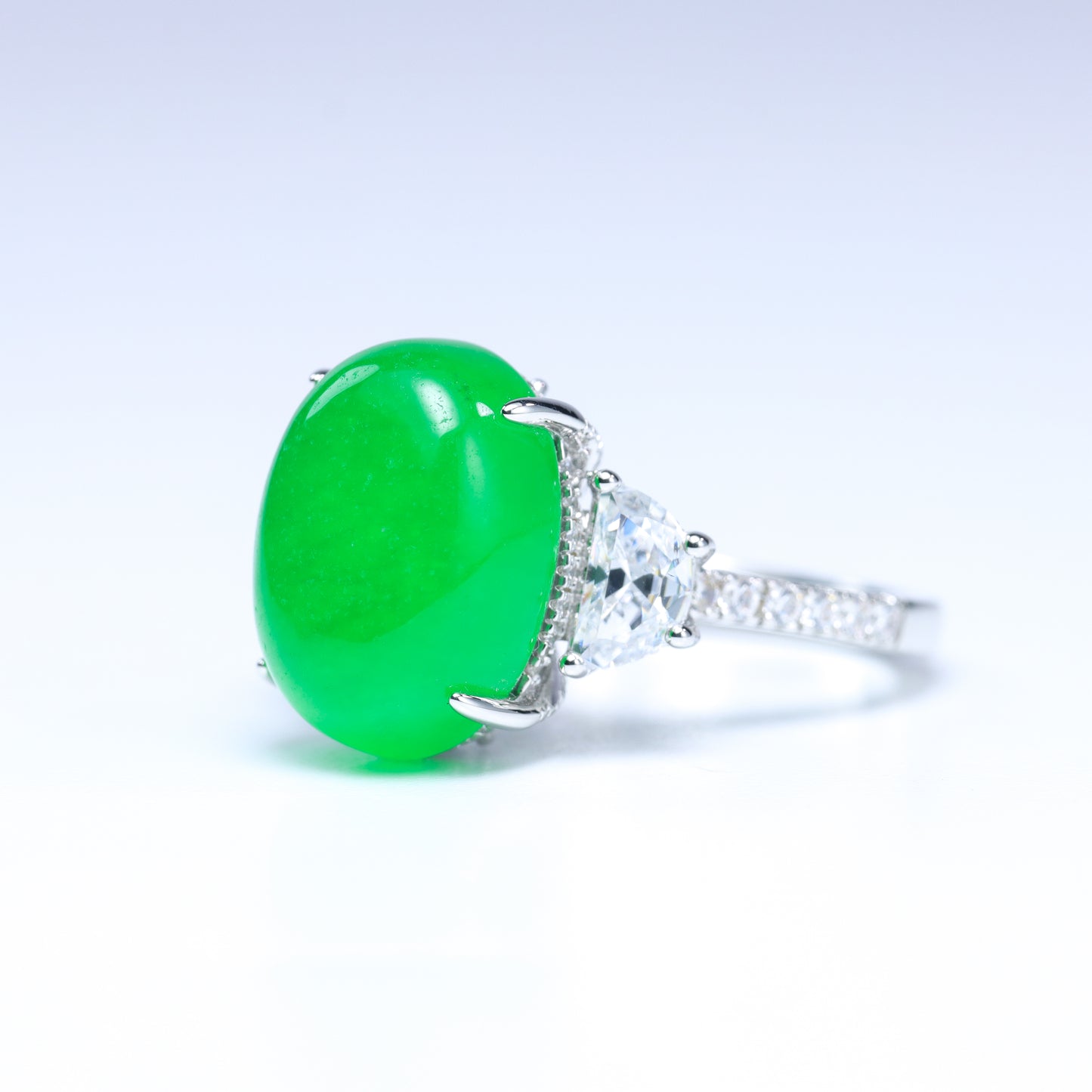 #LJ0067# Ring with Large Cabochon Imperial Green Jadeite